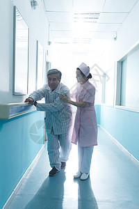 病人协助护士和老年男人在医院走廊图片