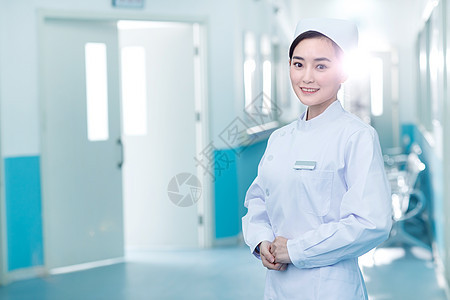 亚洲人制服正面视角年轻的女护士在医院走廊图片