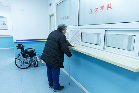 医院窗口保健卫生卫生保健和医疗生病的老人在医院背景
