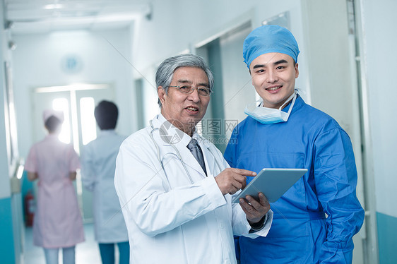 相伴平板电脑制服医务工作者在医院的走廊图片