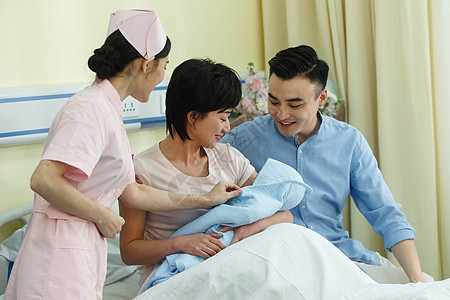 亚洲技能职业护士和新生儿的父母图片