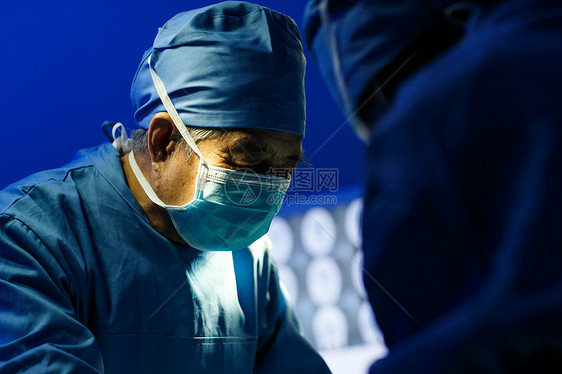 户内东方人中年人医务工作者在手术室图片