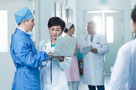 互联网覆盖成年人保护中年女人医务工作者在医院的走廊背景