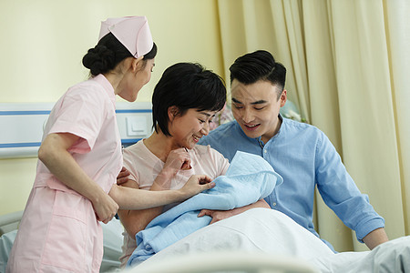 满意户内东方人护士和新生儿的父母图片
