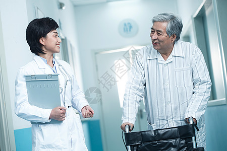 全科医生东方人努力医生和老年男人在医院走廊图片