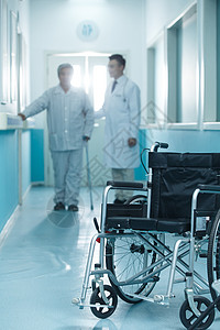 放松老人病科25岁到29岁医生和老年男人在医院走廊图片