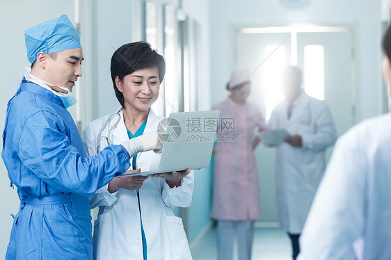 医护服卫生保健和医疗保护工作服医务工作者在医院的走廊图片