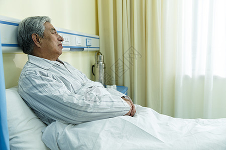 疗养院仅一个男人治疗生病的老人在病房图片