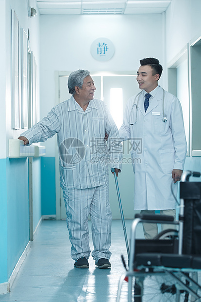 医疗退休医护服医生和老年男人在医院走廊图片