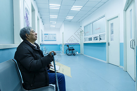 大半身病人职业生病的老人在医院图片