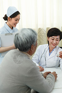 户内东亚健康保健工作人员医务工作者和患者在医生办公室图片