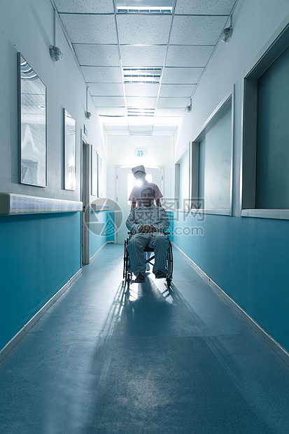 护士帽青年人衰老过程护士和老年男人在医院走廊图片