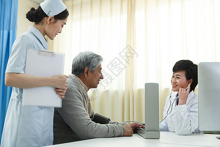 专业人员仅成年人办公桌医务工作者和患者在医生办公室图片