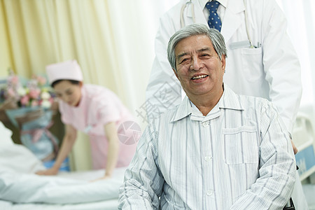 身体关注医药职业三个人医务工作者和患者在病房图片