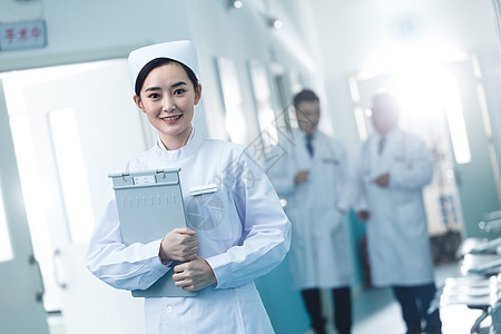 女人中年人大半身医务工作者在医院的走廊图片