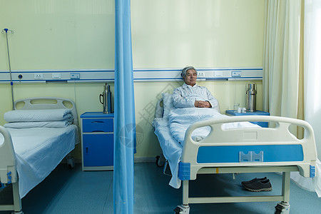 东亚卫生睡衣生病的老人在病房图片