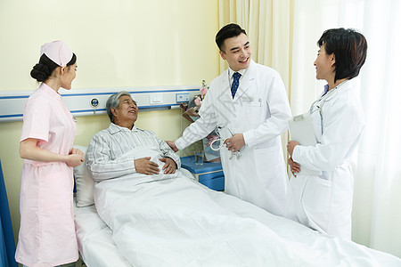 东亚问候保健医务工作者和患者在病房里图片