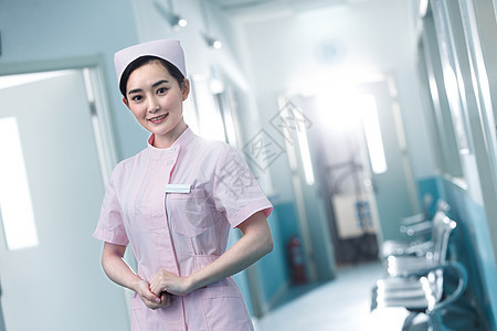 女人仅女人护士帽年轻的女护士在医院走廊图片