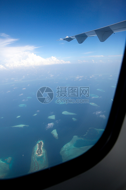透过窗户往外看度假旅游从飞机上俯瞰马尔代夫风光图片