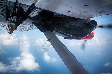 白昼印度洋群岛云从飞机上俯瞰马尔代夫风光图片