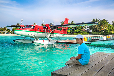 海边度假男孩男孩坐在海边背景