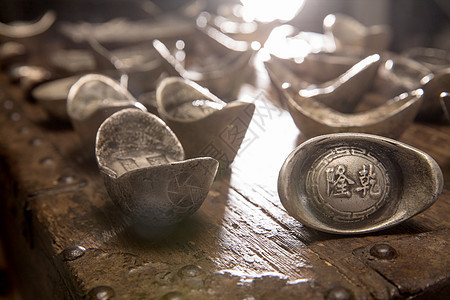 古董旧的货币金元宝和银元宝图片