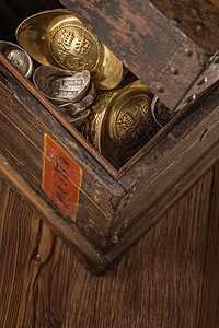 古董箱子金元宝和银元宝图片