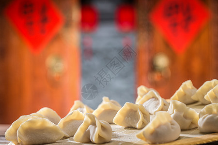 传统文化门影棚拍摄新年包饺子图片