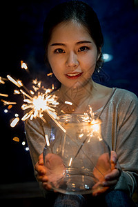 传统传统庆典春节青年女人放烟花图片
