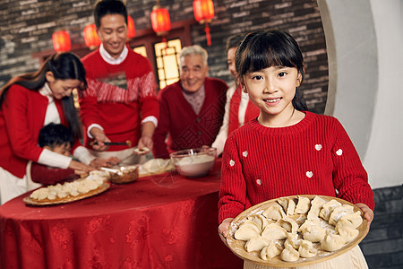 4岁到5岁成年人户外幸福家庭过年包饺子图片