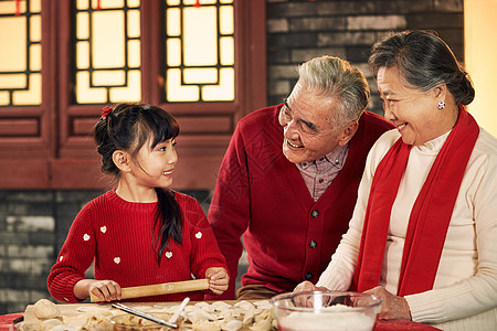 房屋新年传统庆典幸福家庭过年包饺子图片