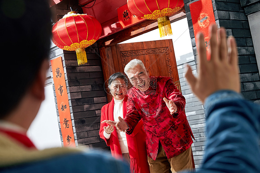 成年人老年夫妇女人老人迎接孩子回家过年图片