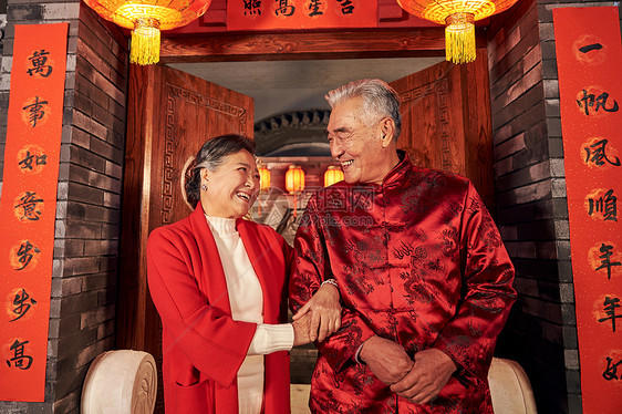 亚洲人庭院家庭生活老年夫妇过新年图片