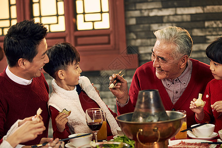 灯光温馨兴奋幸福家庭吃团圆饭图片