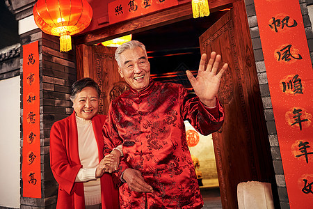 东亚60多岁传统节日老年夫妇过新年图片