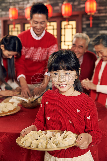 新年前夕做饭亚洲幸福家庭过年包饺子图片