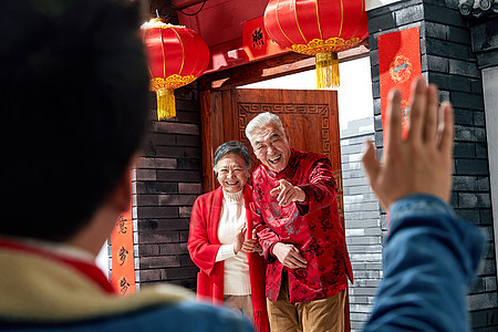 亚洲人欢迎春节老人迎接孩子回家过年图片