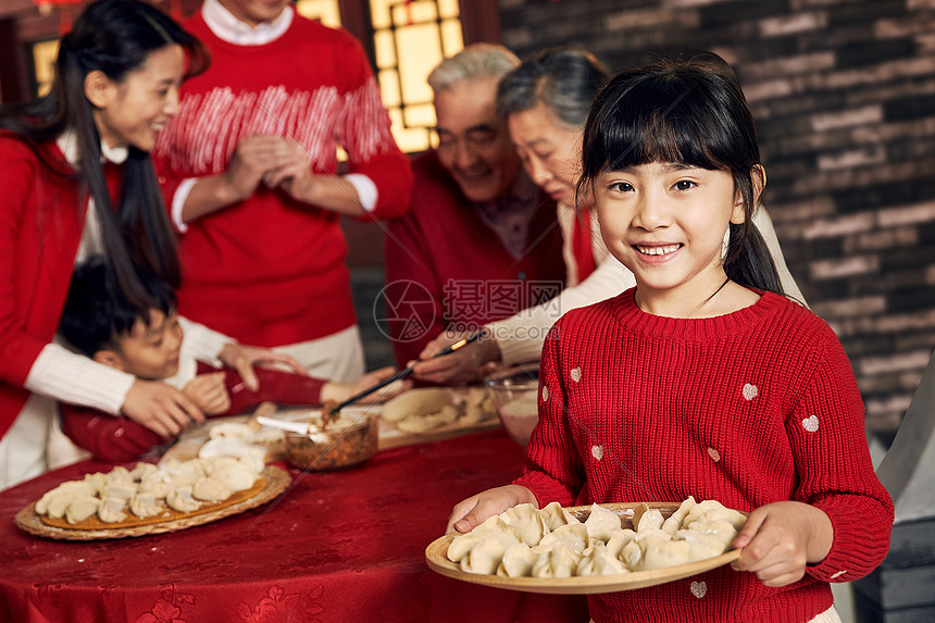 快乐传统节日灯光幸福家庭过年包饺子图片