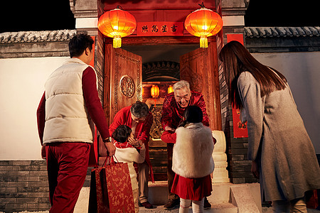 春节门灯光问候中年夫妇老人迎接孩子回家过年背景
