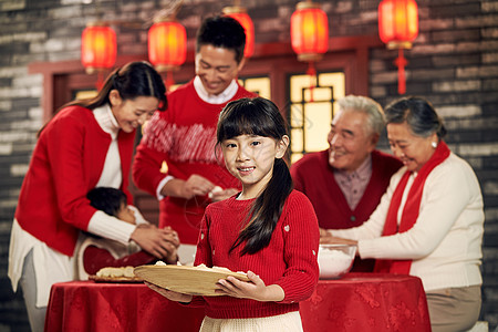 人60多岁老年人幸福家庭过年包饺子高清图片