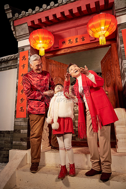 亚洲亲情儿童老人和孙女过新年图片