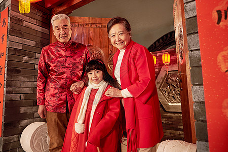 中式庭院元素家庭生活老人和孙女过新年图片