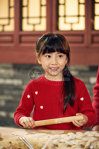 饮食温馨家园新年小女孩过年包饺子图片