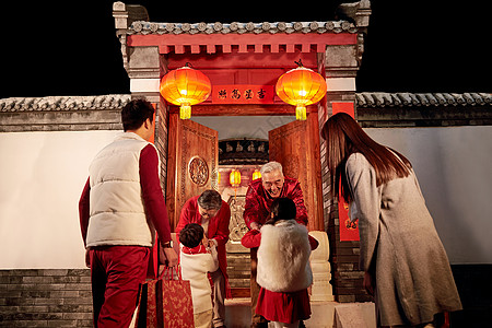 中式门老年男人彩色图片元素老人迎接孩子回家过年背景