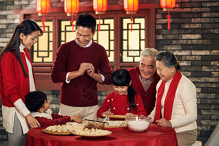 中国灯笼半身像青年女人4岁到5岁幸福家庭过年包饺子背景