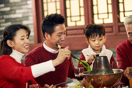 夜晚男人高兴幸福家庭吃团圆饭图片
