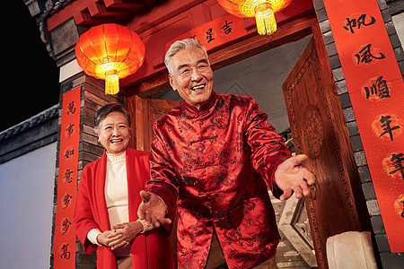 大半身关爱亚洲人老年夫妇过新年图片