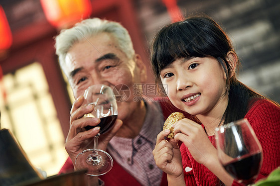传统庆典酒杯幸福家庭过年吃团圆饭图片
