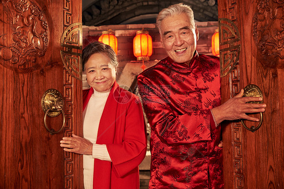 大门幸福亚洲人老年夫妇过新年图片