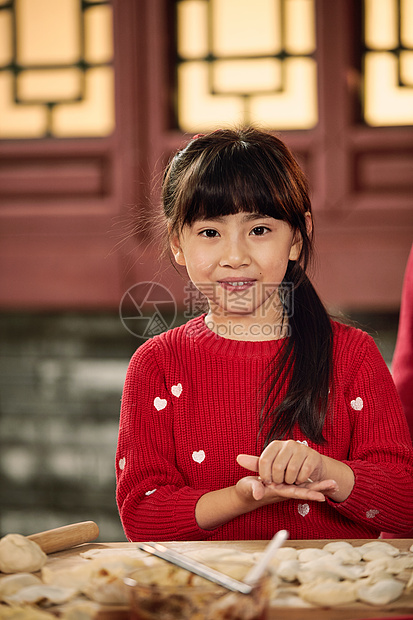 摄影传统文化温馨小女孩过年包饺子图片